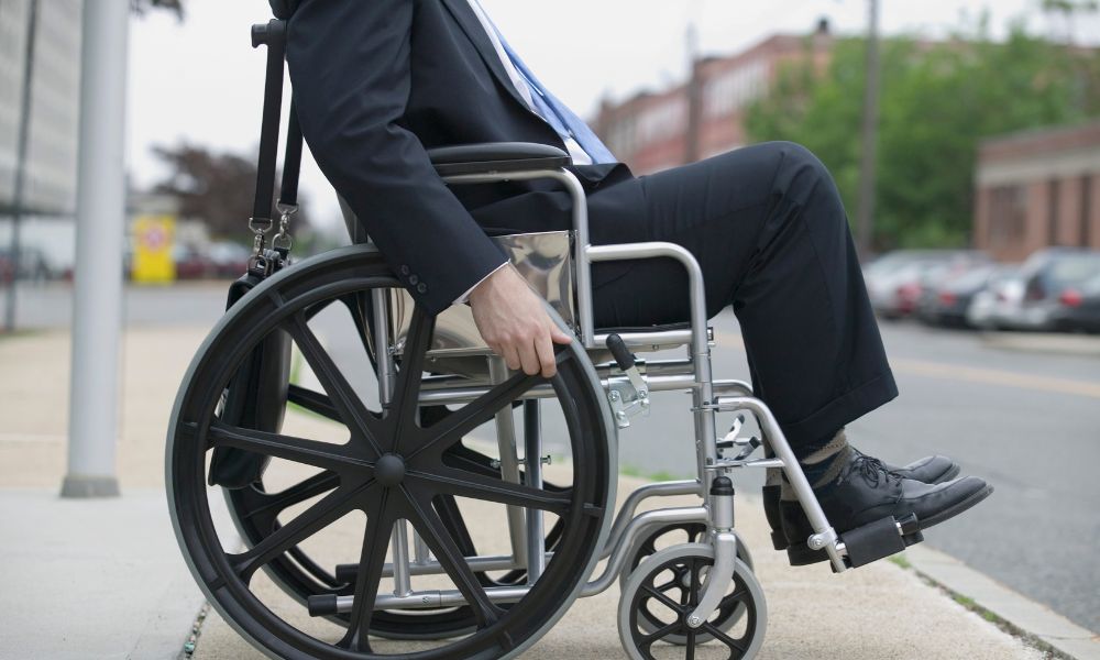 Why is Liza Minnelli in a Wheelchair?